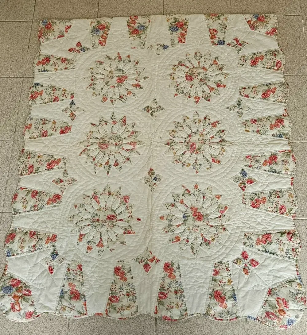 Vtg Patchwork Quilt Roses Floral Pattern Cream Cottagecore Scalloped 42